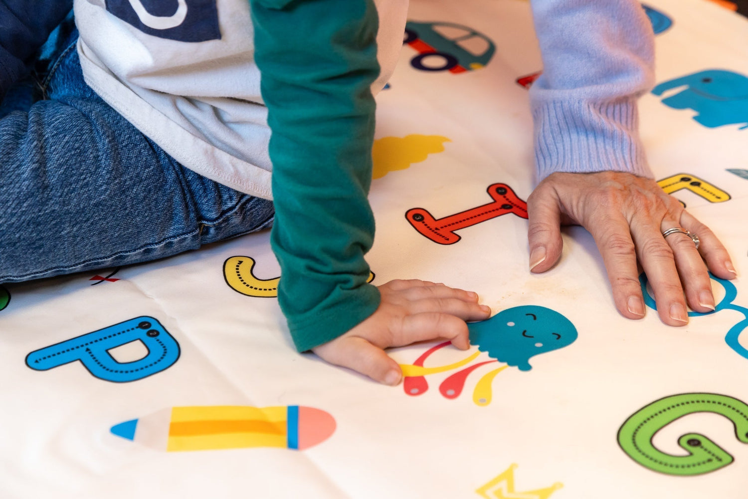 TEENYWEANYS Launches Revolutionary Waterproof Baby Grab Mat, Redefining Mealtime Cleanup for Parents On-the-Go